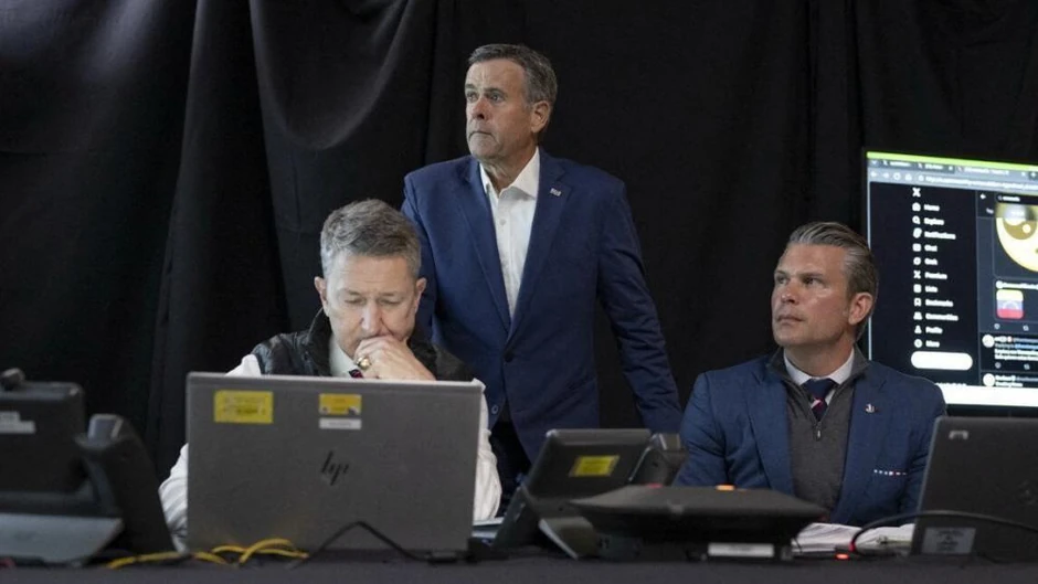 General Kejn (levo) takođe je bio u prostoriji | Foto: Donald Trump / TruthSocial