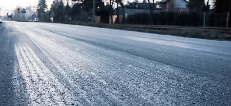 "Czarny lód" na drogach. Jak nie wpaść w poślizg?