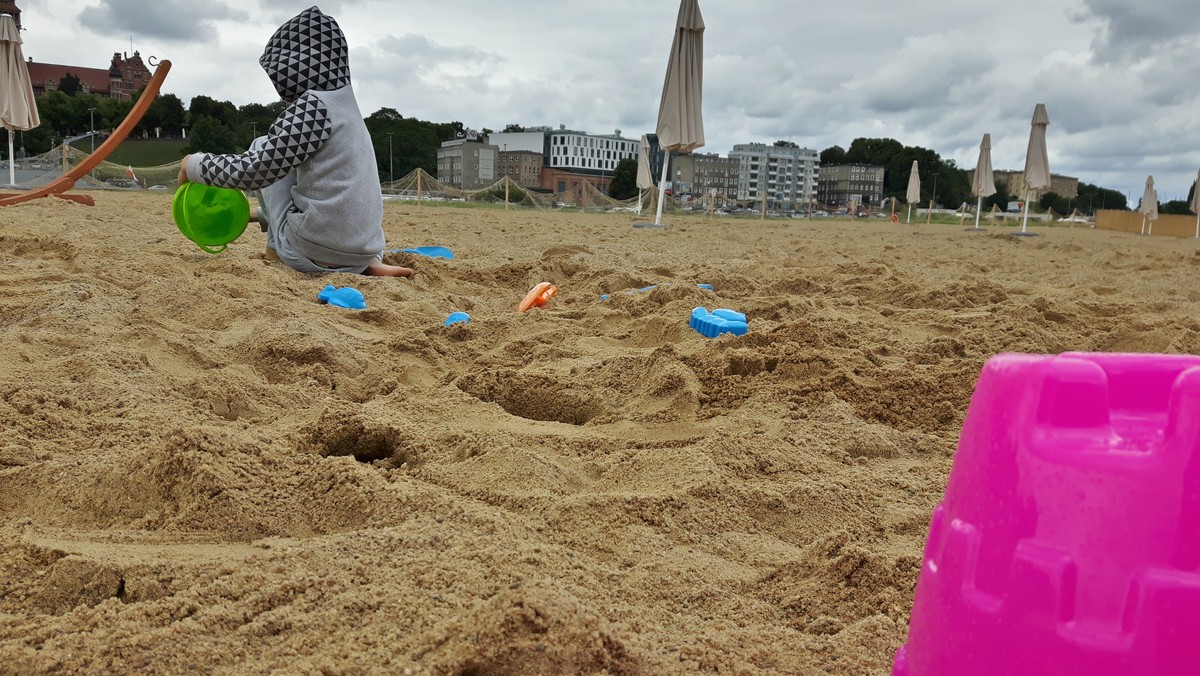 Miejska plaża na Wyspie Grodzkiej działa od początku lipca. Widok na Wały Chrobrego, leżaki i hamaki sprawiają, że plaża cieszy się sporym zainteresowaniem. Nie brakuje jednak uwag. Jedna z nich to kwestia brudnego piasku. O tę kwestię zapytała jedna ze szczecińskich radnych. Odpowiedź zaskakuje.