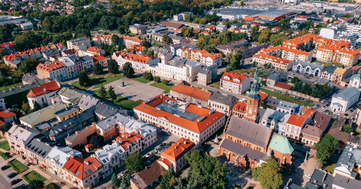  Wybory samorządowe 2024 w Radomiu. Na pierwszym planie hejterskie memy