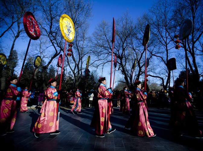 Aktorzy przebrani w tradycyjne kostiumy z czasów cesarstwa biorą udział w uroczystościach w Świątyni Ziemi w Pekinie