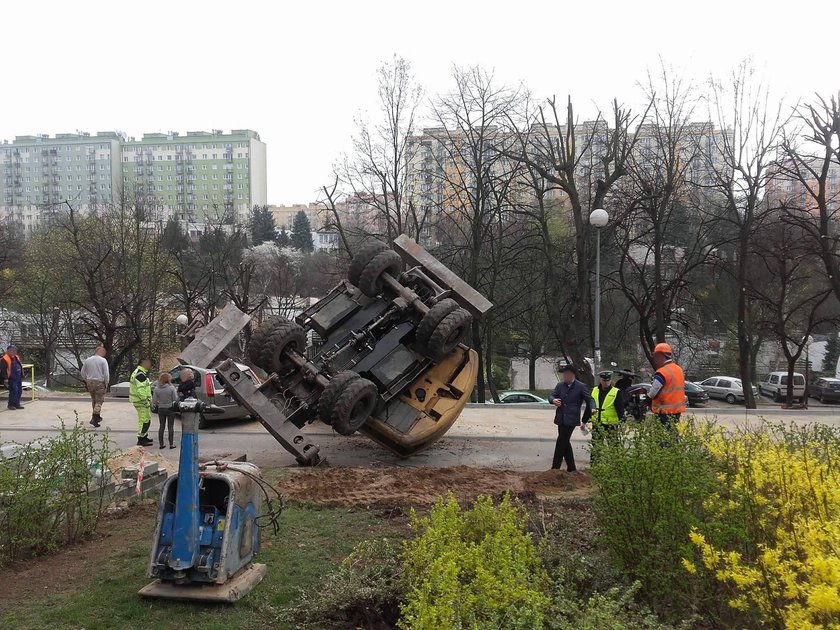 Wielka koparka upadła na samochód (ZDJĘCIA)