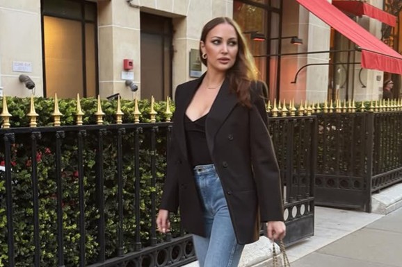 ŠIK IZDANJE ALEKSANDRE PRIJOVIĆ Prošetala Parizom skockana od glave do pete: Cipele nema ko nije primetio (Foto)