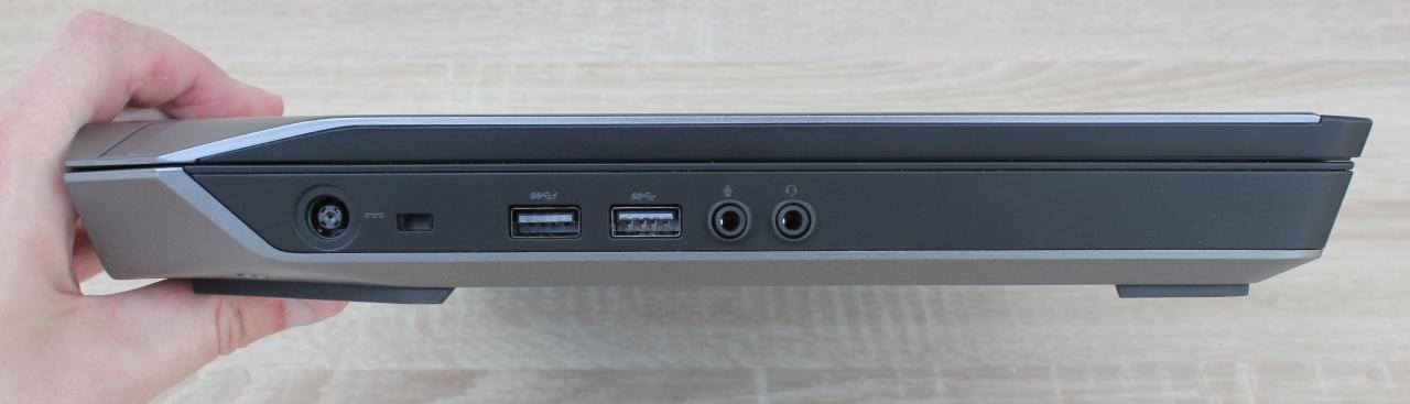 Duo USB portov vľavo je príliš blízko seba. Dva