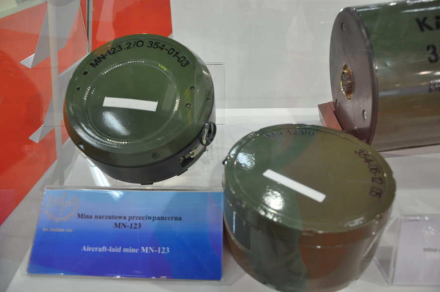 Z lewej mina narzutowa MN-123 (masa 3,7 kg, średnica 180 mm, wysokość 90 mm), z prawej mina do ustawiania ręcznego MR-123 (masa 3,8 kg, średnica 167 mm, wysokość 90 mm)