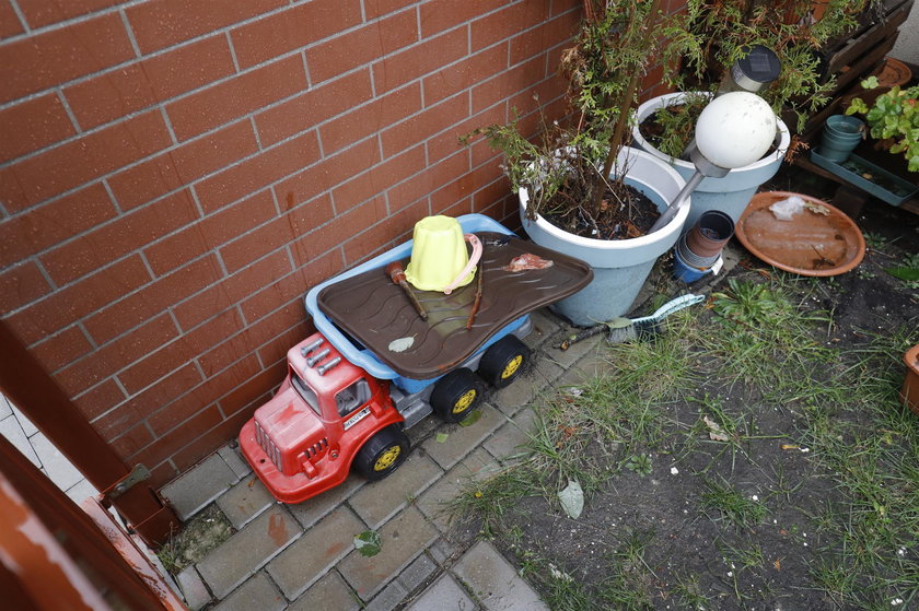 W tym ogródku jeszcze nie tak dawno bawił się 6-letni Olek. Wciaż są tu jego zabawki. 