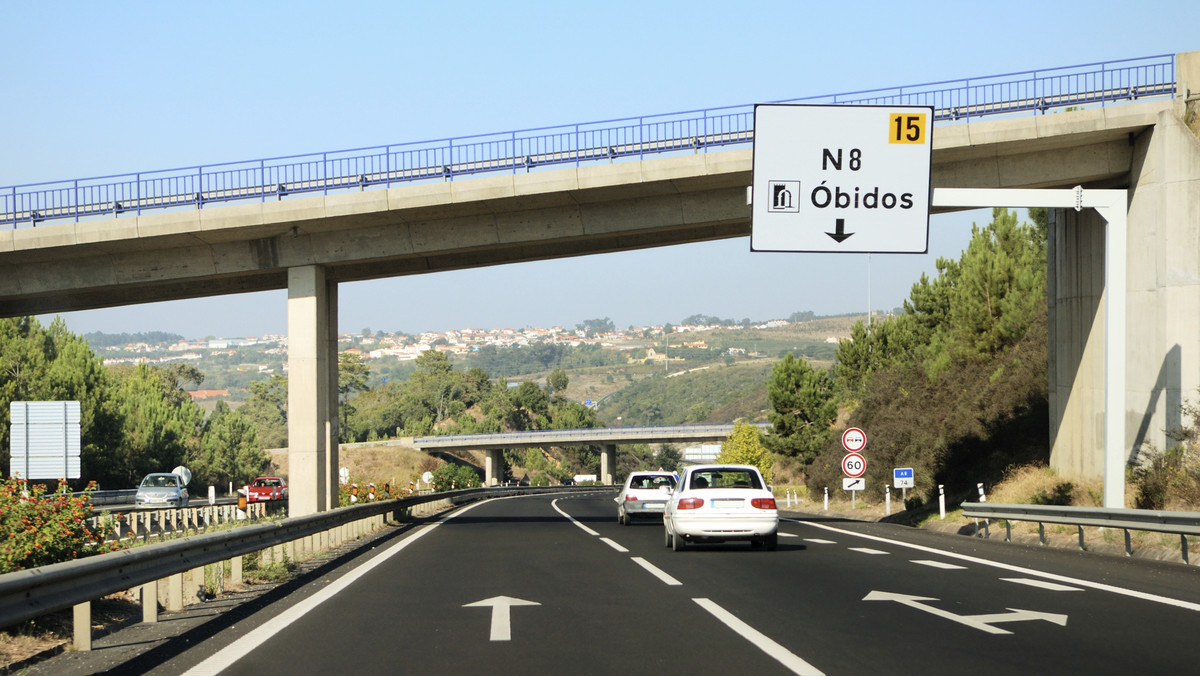 W Portugalii korzystanie z autostrad i niektórych dróg szybkiego ruchu jest płatne. Prezentujemy aktualne ceny opłat drogowych w 2016 r. w Portugalii.