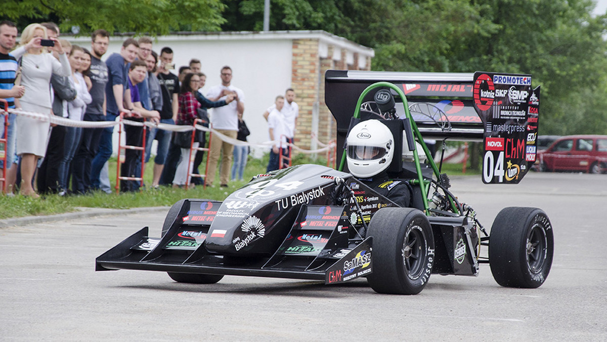 Studenci Politechnika Białostockiej zaprezentowali kolejny, zbudowany przez siebie bolid, którym wystartują w cyklu zawodów Formula Student. Jest to maszyna czwartej generacji, która przyspieszenie od 0 do 100 kilometrów na godzinę osiąga poniżej trzech i pół sekundy.