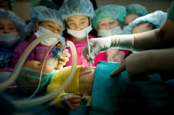 Dzieci operowały lalkę. W prawdziwym szpitalu