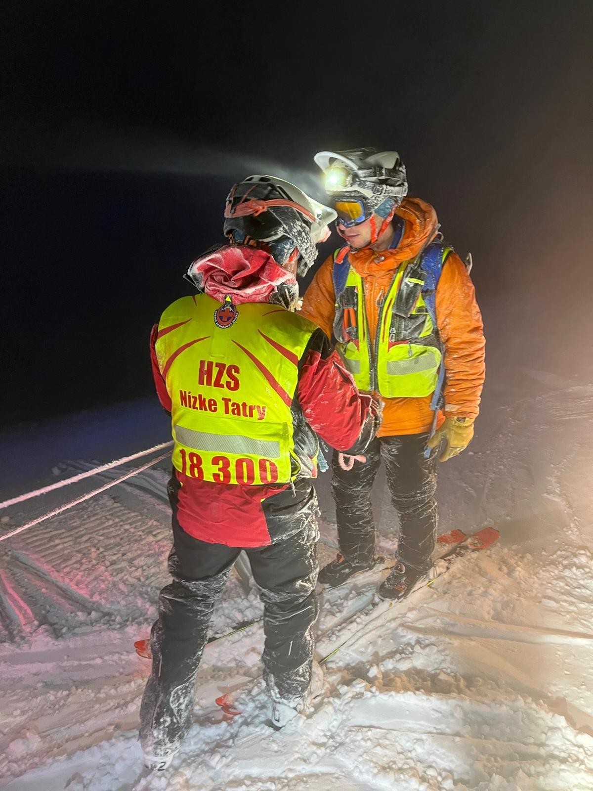 Pre nepriaznivé podmienky uviazli turisti na hrebeni Nízkych Tatier.