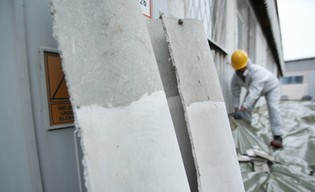 Tempo usuwania azbestu wzrosło! Program trwa