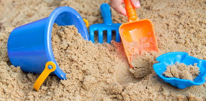 Dzieci bawiły się w piasku, kiedy natknęły się na...