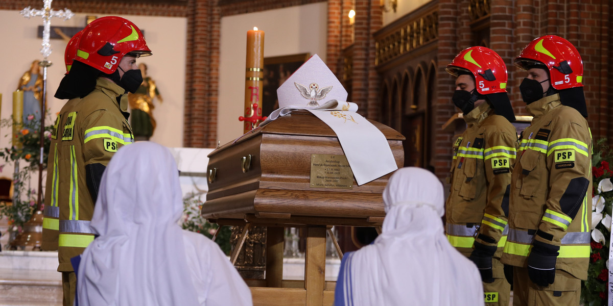 Trwają uroczystości pogrzebowe arcybiskupa Henryka Hosera. 
