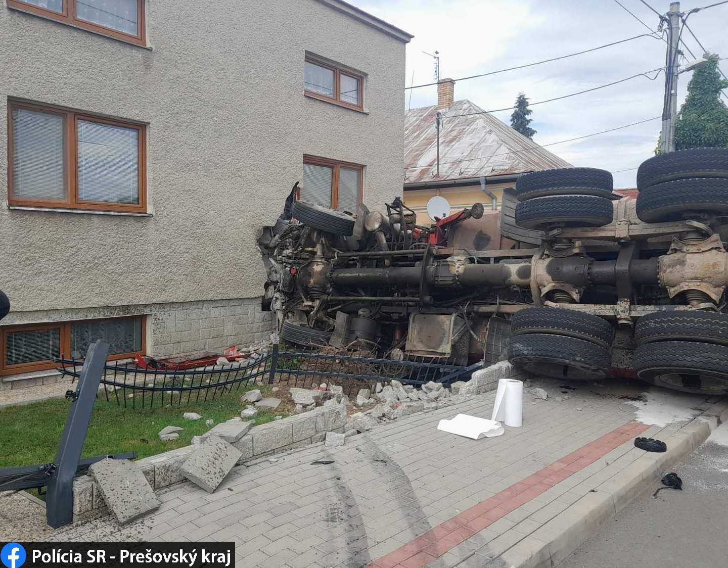 V Kapušanoch za kostolom v smere na Bardejov došlo k zrážke osobného a nákladného auta. 
