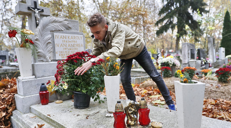 Szilveszter a húgát mentette. Édesanyján, akinek sírját gyakran látogatja,  már nem tudott segíteni /Fotó: Fuszek Gábor