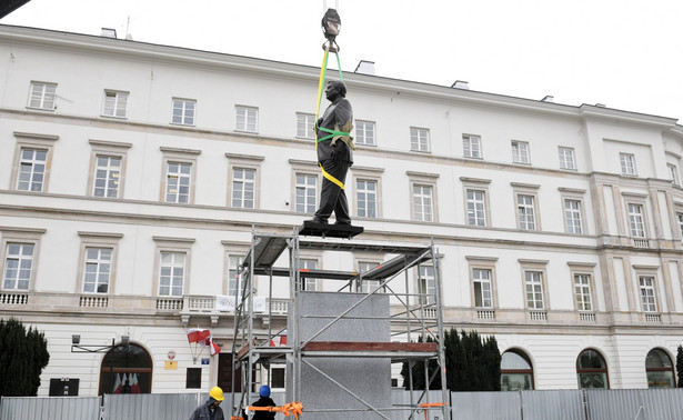 Pomnik prezydenta Lecha Kaczyńskiego został odsłonięty na Placu Piłsudskiego w Warszawie 10 listopada br.