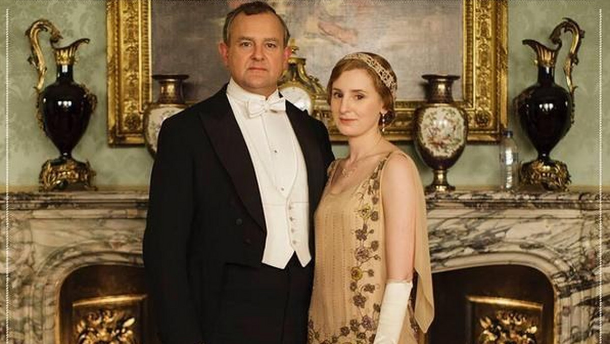 Serial "Downton Abbey" rozgrywa się w latach 20. XX wieku. Twórcy, którzy do tej pory byli chwaleni za wierne oddanie klimatu epoki, tym razem zaliczyli wpadkę. Na jednym ze zdjęć promujących piąty sezon internauci wypatrzyli poważny błąd.