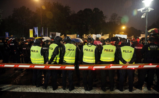 Pięciu policjantów rannych po "czarnym proteście". Jeden przeszedł zabieg chirurgiczny twarzy