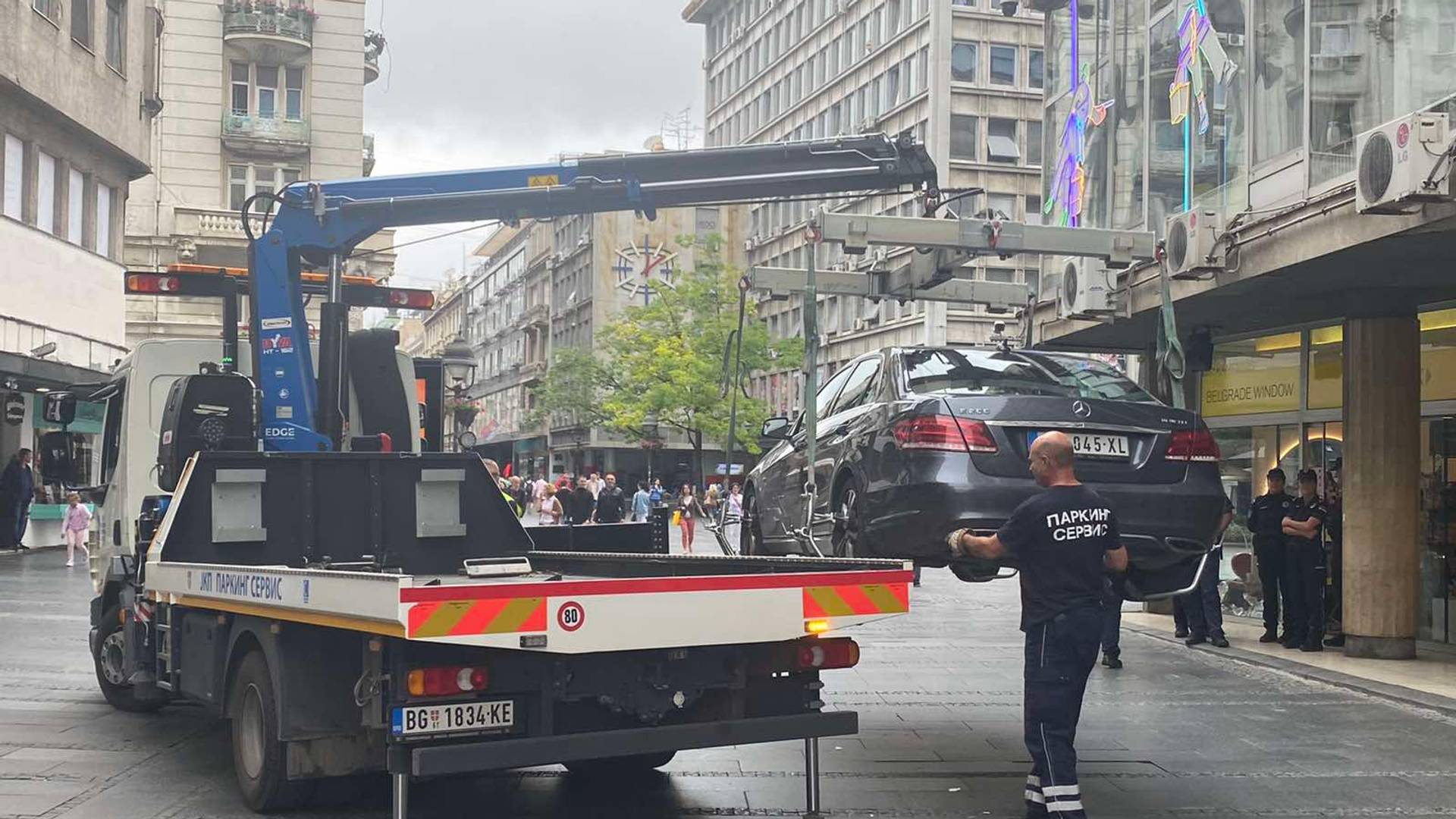 Bahati vozači su dobili svog kralja - lik se parkirao na sred Kneza