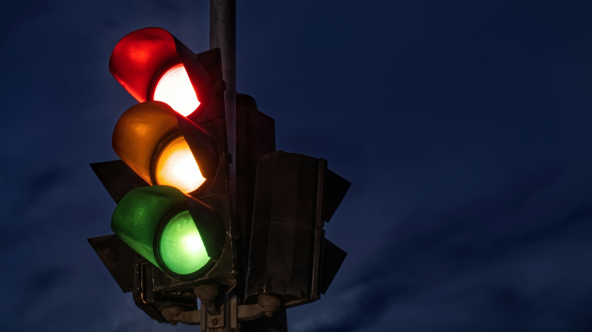 Brzdenie pred semaformi: Prečo je jazda na neutráli chyba a ako šetriť brzdy?