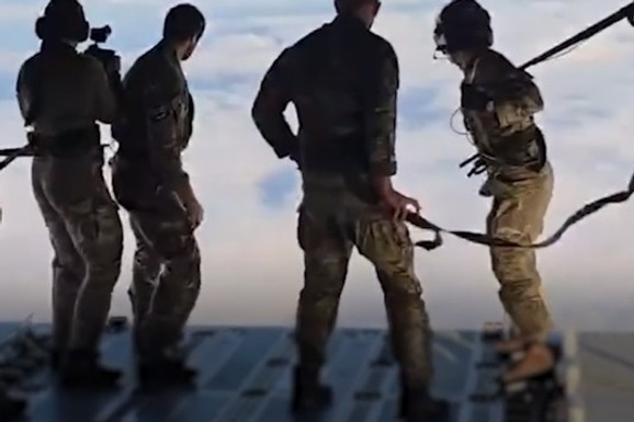 NEVIĐENA FILMSKA AKCIJA NA ATLANTIKU! Britanski specijalci skočili padobranima u "zonu sumraka" da spasu čoveka od jezive zaraze! (FOTO, VIDEO)