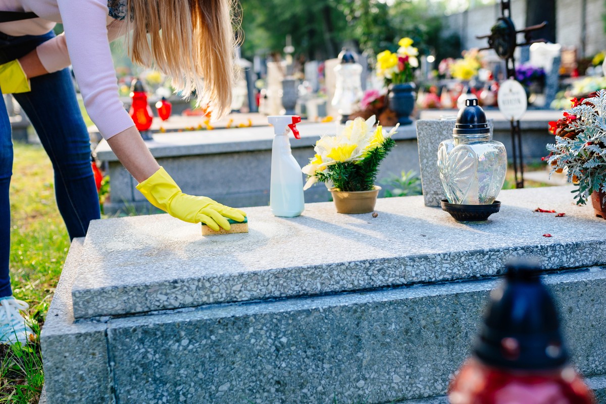 Zbliża się Wszystkich Świętych. To miasto oferuje seniorom darmowe porządkowanie grobów