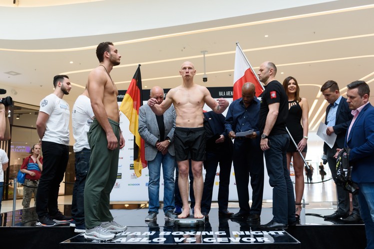 Krzysztof 'Diablo' Włodarczyk i Noel Gevor podczas oficjalnej ceremonii ważenia przed galą bokserską Poznań Boxing Night
