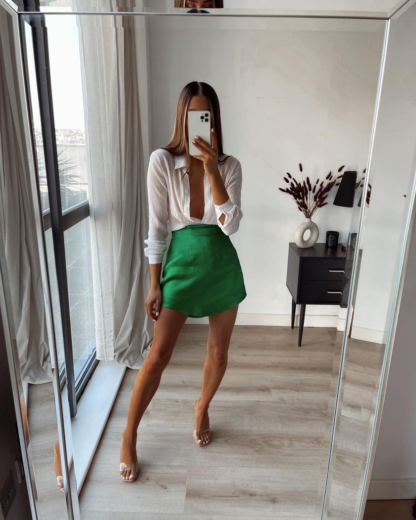 Sur Instagram, l’Anglaise Yasmin Devonport se montre en jupe trapèze courte de couleur vert foncé. 