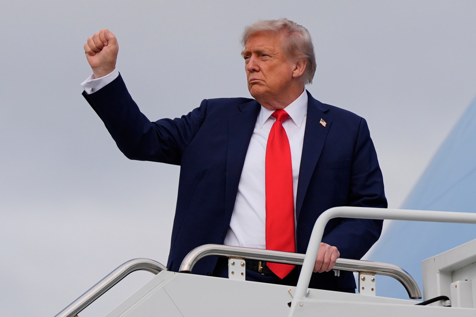 Americký prezident Donald Trump nastupuje do lietadla Air Force One po stretnutí s  ruským prezidentom Vladimirom Putinom.