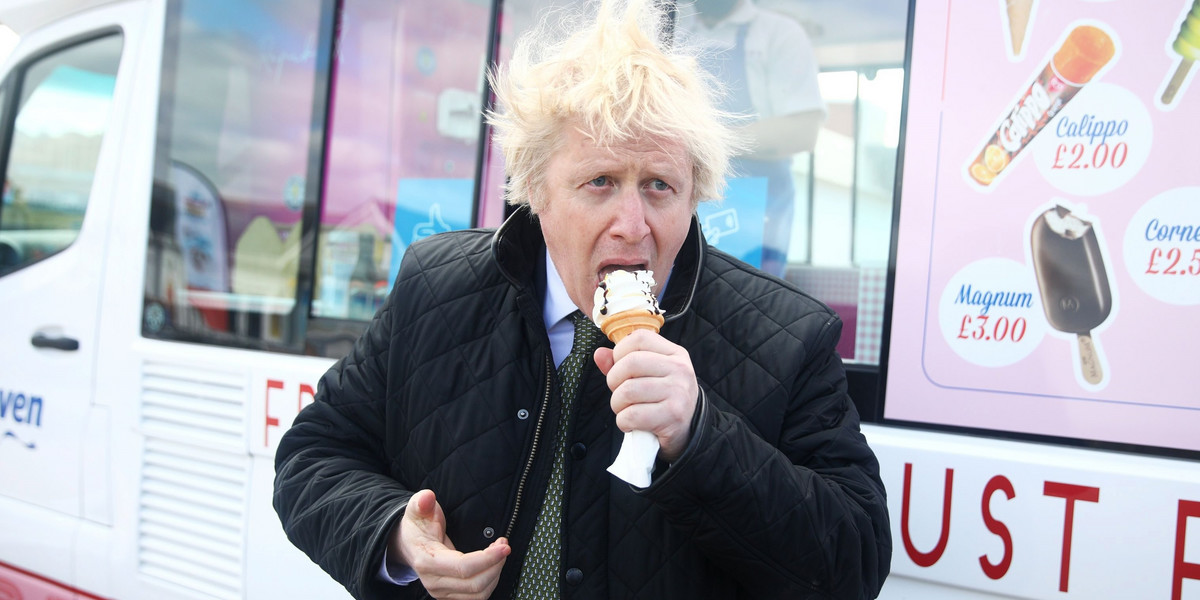 Boris Johnson wybrał się na lody. Brytyjski premier ma powody do radości