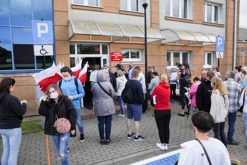 Druga tura wyborów prezydenckich. Kolejki do lokali wyborczych