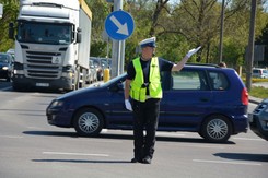 Gdy policjant to robi, znaki i światła przestają obowiązywać. Jak się zachować?