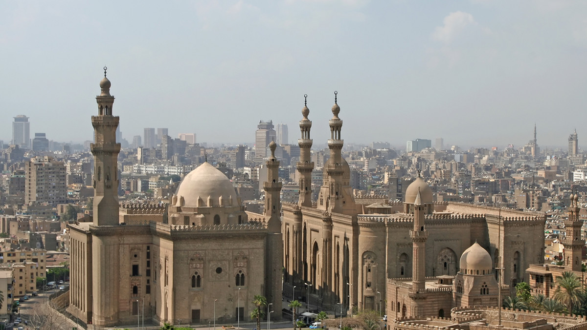 Dwóch policjantów zginęło w wyniku eksplozji, która miała miejsce w poniedziałek w centrum Kairu. Sprawca wybuchu nie żyje - poinformowało w komunikacie ministerstwo spraw wewnętrznych Egiptu.
