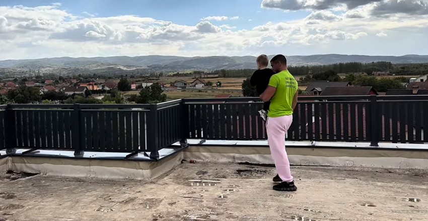 Rijaliti zavodnik sa ženom i sinom živi u pentausu od 700.000 evra, terasa puca