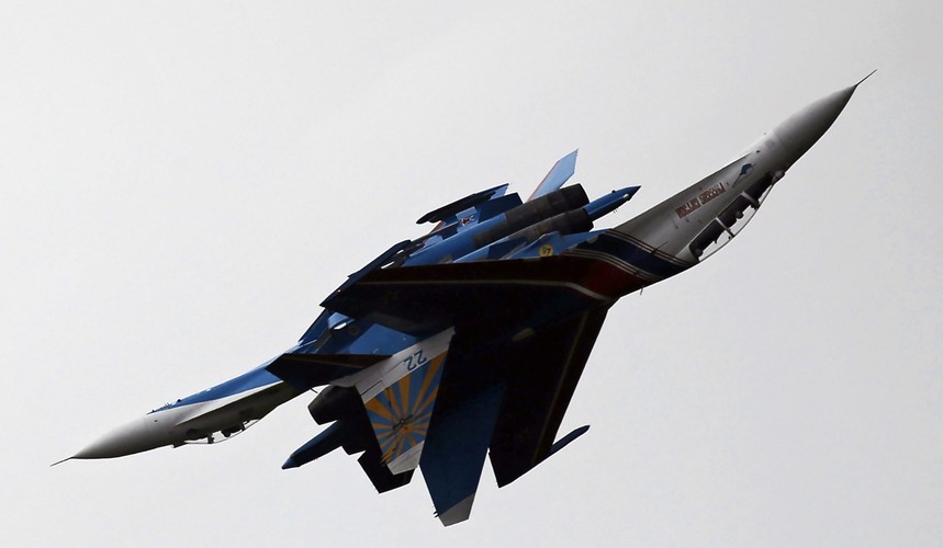 Na zdjęciu: Myśliwce Su-27 zespołu akrobacyjnego Russkije Vityazi wykonują akrobacje podczas ceremonii otwarcia Mistrzostw Świata w Biathlonie Czołgów