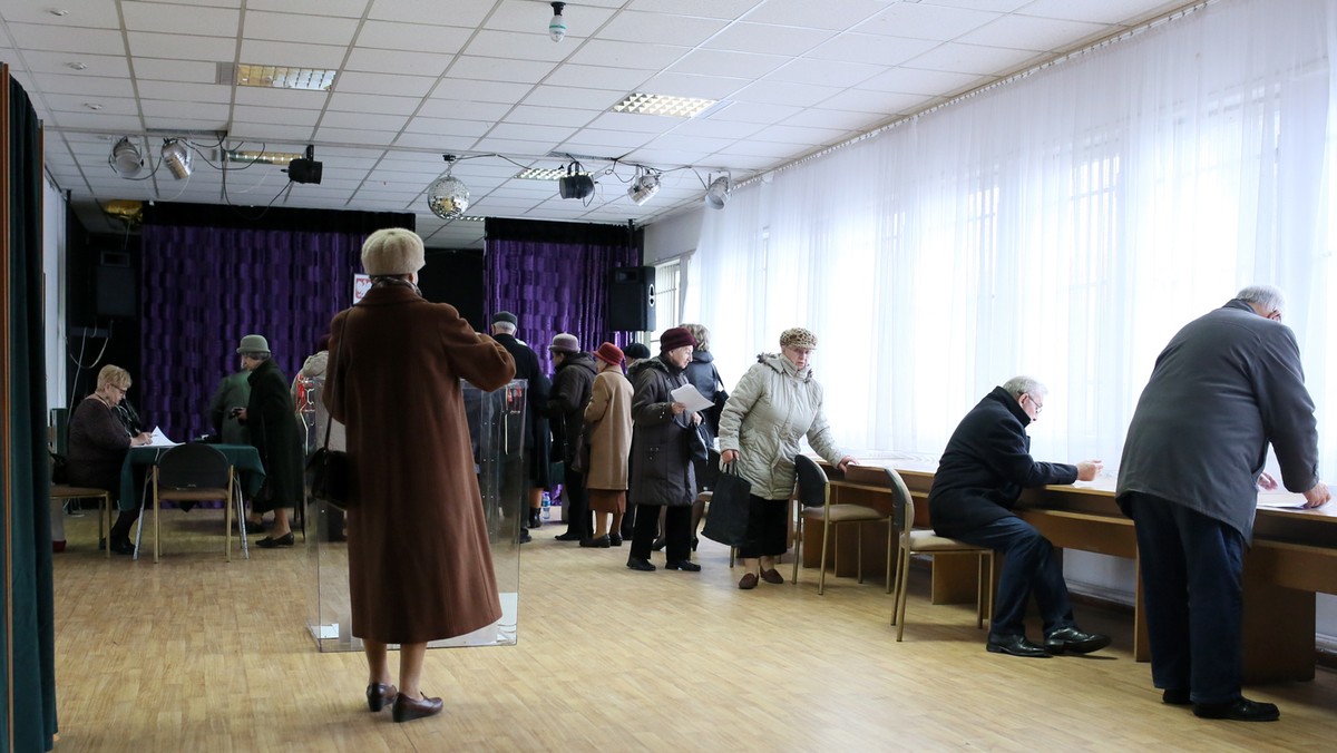 Nasi mieszkańcy nie dali się oszukać. (...) Mieszkańcy Legionowa nie dali sobie wmówić, że stworzenie kolejnej struktury administracyjnej rozwiąże ich problemy - powiedział dzisiaj prezydent Legionowa, komentując wyniki przeprowadzonego referendum. - Chyba PiS nie opłaca się przyciągać do Warszawy elektoratu 5 proc., które opowiedziało się za ich pomysłem - podkreślił prezydent Roman Smogorzewski.