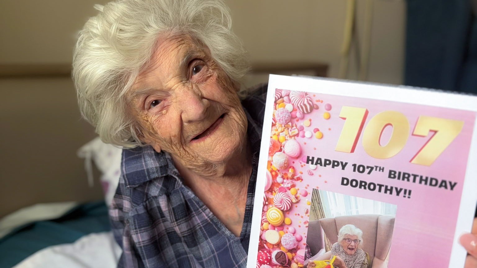 Životný jubileum v Hampshire, 107-ročná Dorothy odporúča dobrého muža a bohaté raňajky.