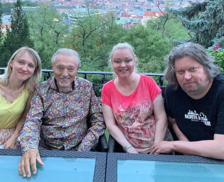 Spevák Karel Gott († 80) s dcérami Dominikou a Luciou a Dominikiným mužom.