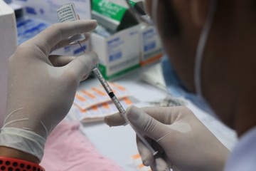 Oltás patikában? Sok gyógyszerész támogatná a javaslatot