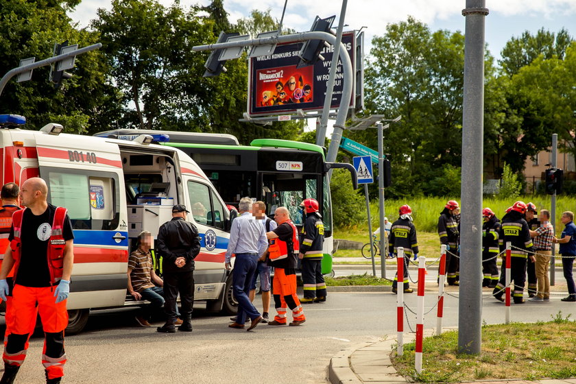 Autobus miejski rozbił się o słupy. Wielu rannych