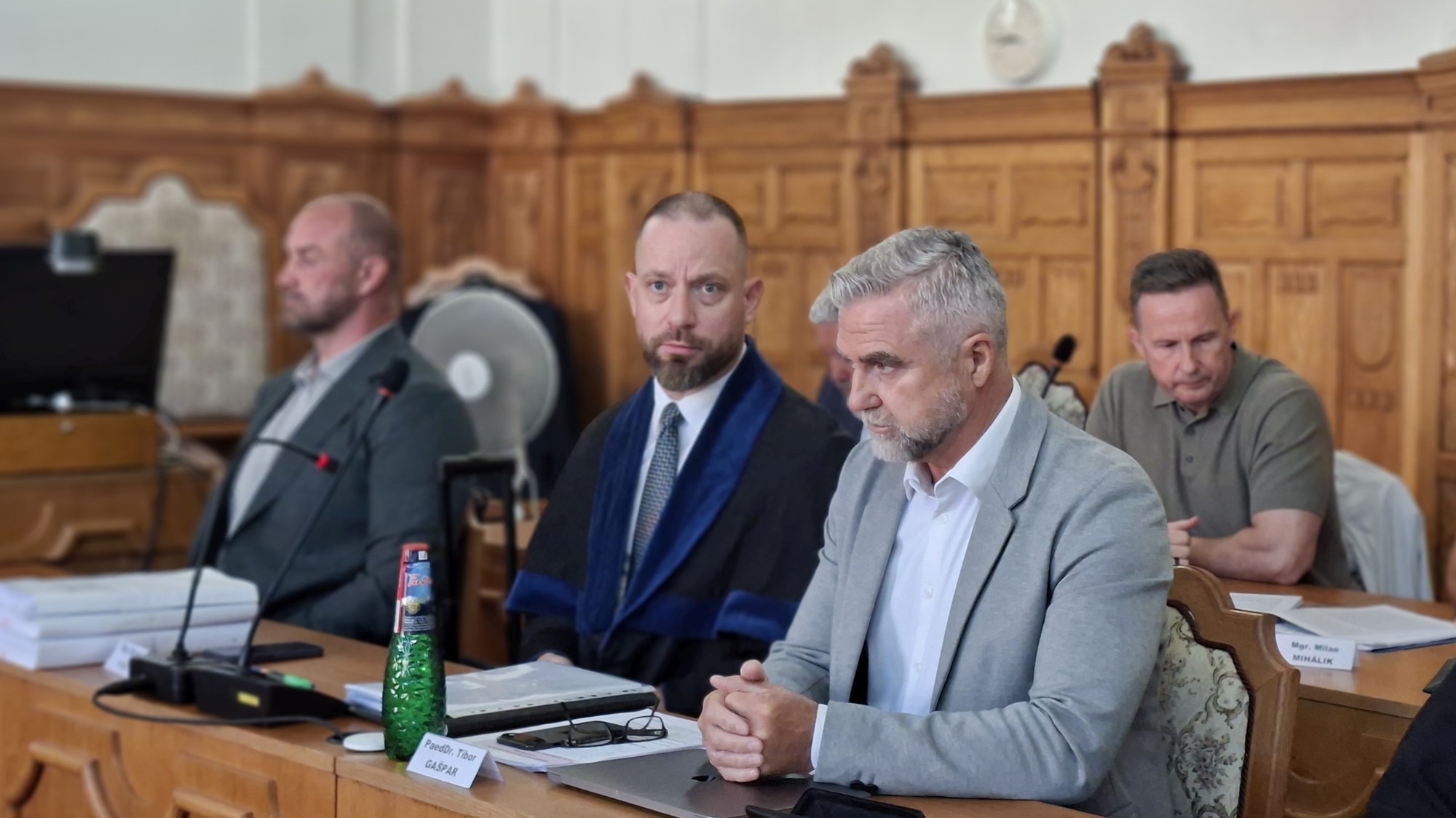 Tibor Gašpar (v sivom saku) na súde. 