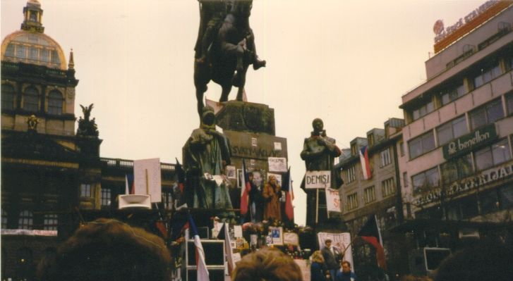 Wiec na Placu Wacława w Pradze w czasie aksamitnej rewolucji (fot. Piercetp, opublikowano na licencji Creative Commons Attribution-Share Alike 3.0 Unported)
