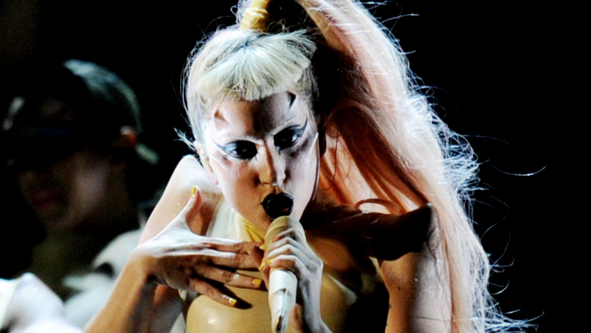 Lady GaGa chciałaby wystąpić  nago we wszystkich telewizyjnych programach.