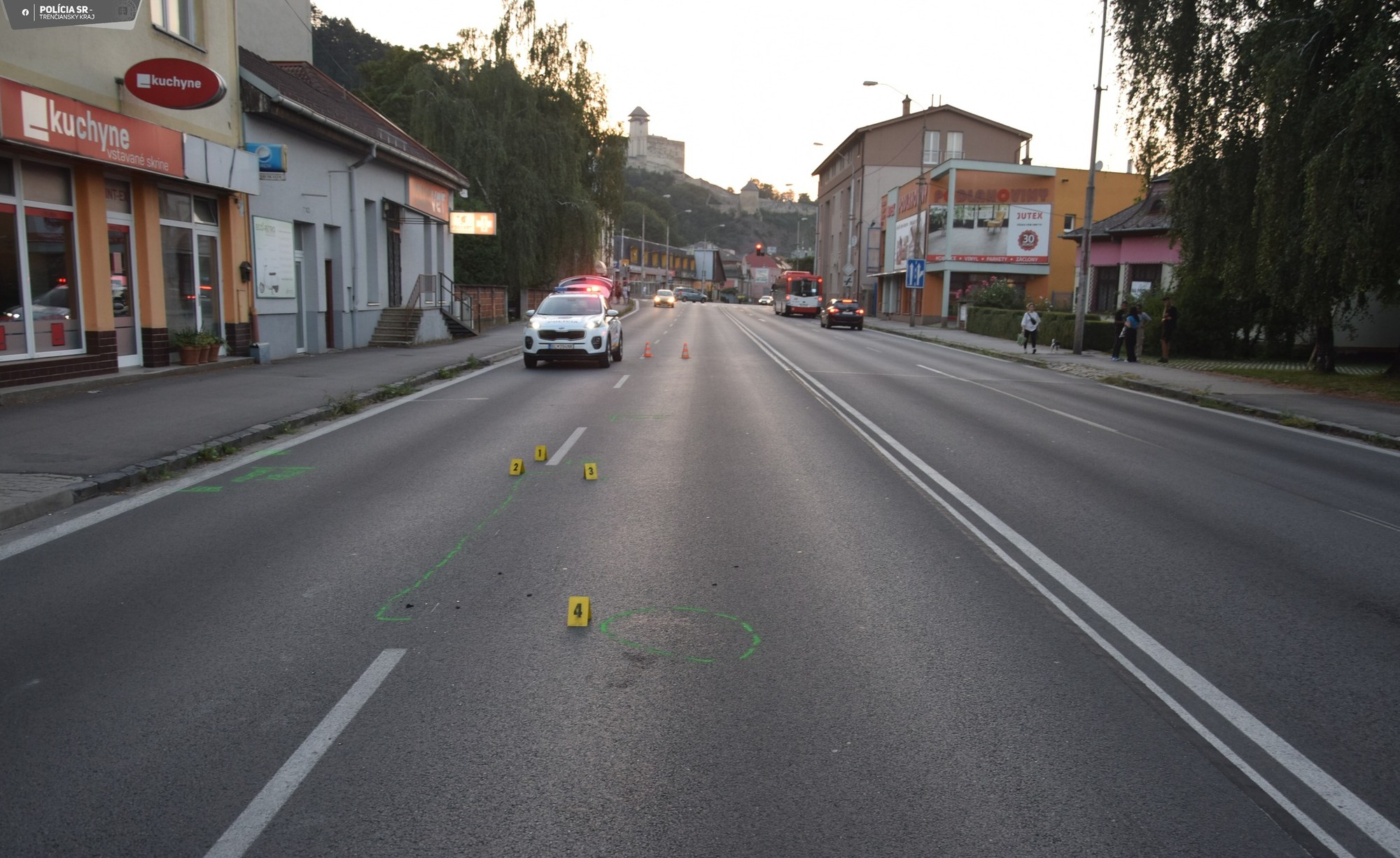 Po zrážke s kolobežkou zomrela v Trenčíne 63-ročná chodkyňa.