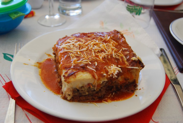 Musaka - wywodząca się z Grecji zapiekanka, przygotowaywana na bazie bakłażana, mielonego mięsa, sera i przypraw. Fot. flickr/Merle ja Joonas