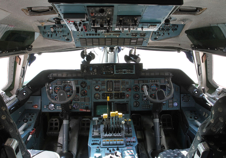 Największy samolot na świecie Antonow An-225 Mrija: wnętrze kokpitu