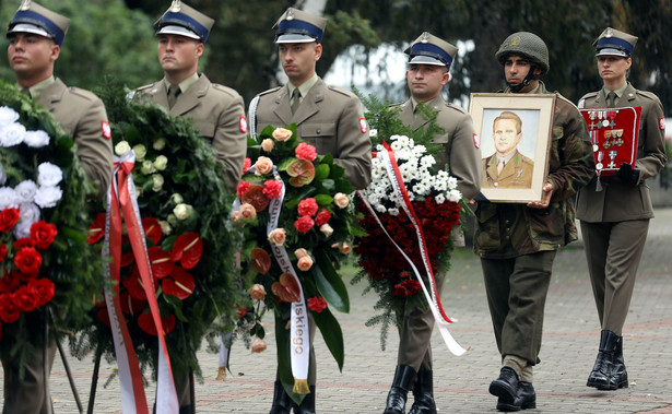 Szkolił Cichociemnych, uciekł z sowieckiej niewoli, walczył w operacji "Market-Garden. Na Powązkach spoczął gen. Maćkowiaka