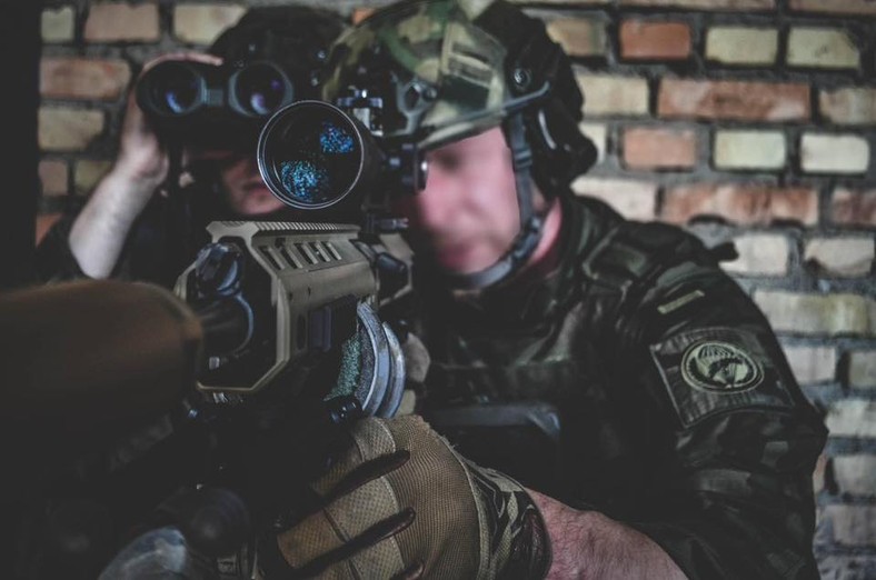 Karabin wyborowy MSBS GROT 762N w rękach strzelca wyborowego z 18. Bielskiego Batalionu Powietrznodesantowego.