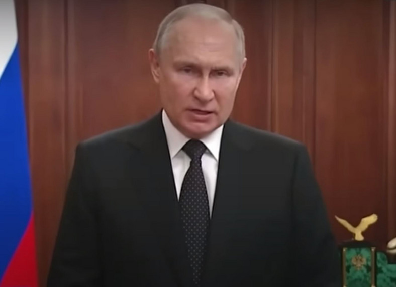 Zdenerwowany Władimir Putin na początku nagrania.