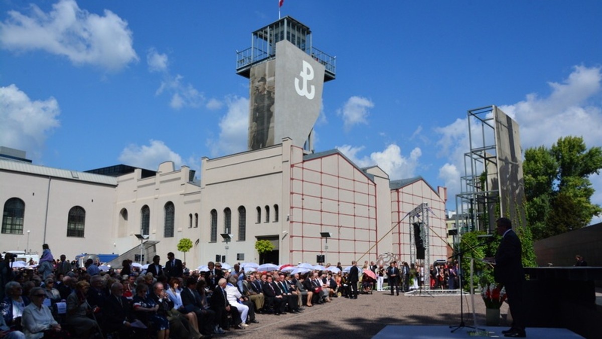 Ponad 600 tys. zwiedzających w tym 600 grup obcojęzycznych; 1,6 tys. nowych eksponatów, 70 warsztatów i ponad 60 wykładów to tegoroczny bilans Muzeum Powstania Warszawskiego. Placówka otrzymała m.in. przedwojenną legitymację BGK przebitą pociskiem karabinowym.